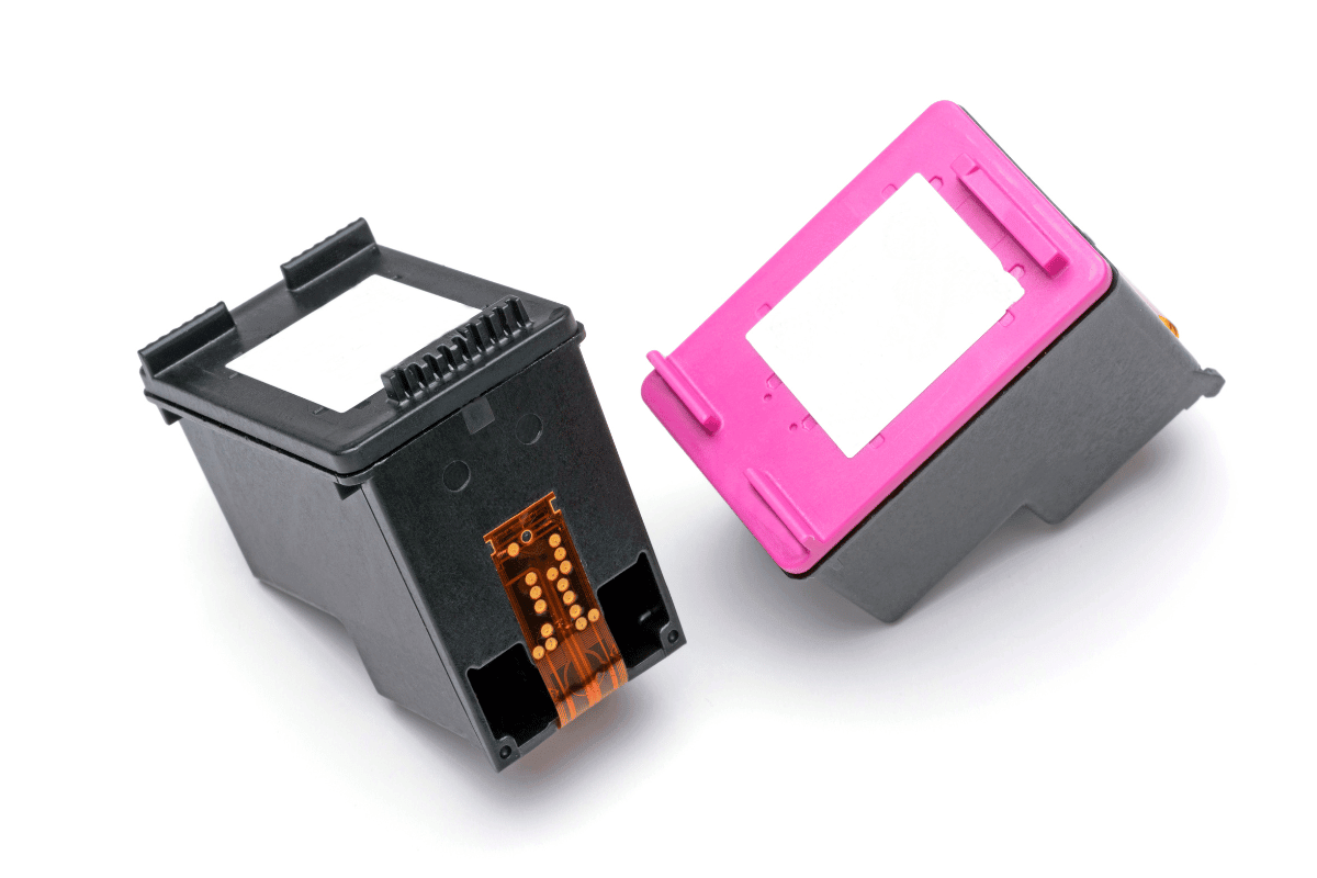 eine schwarze und eine pinke Druckerpatrone