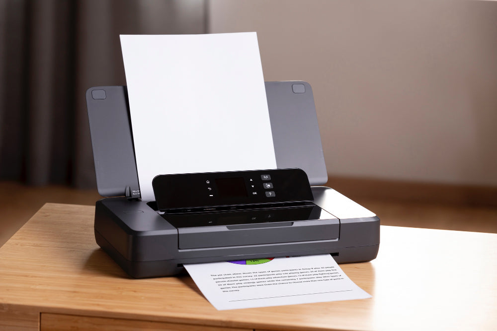 Drucker mit Papier auf Tisch